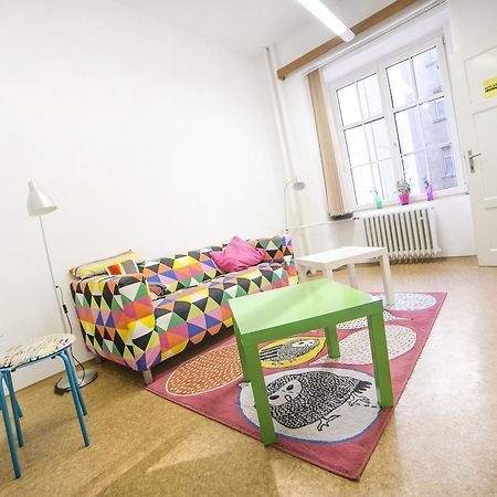 Dizzy Daisy Hostel Praga Esterno foto