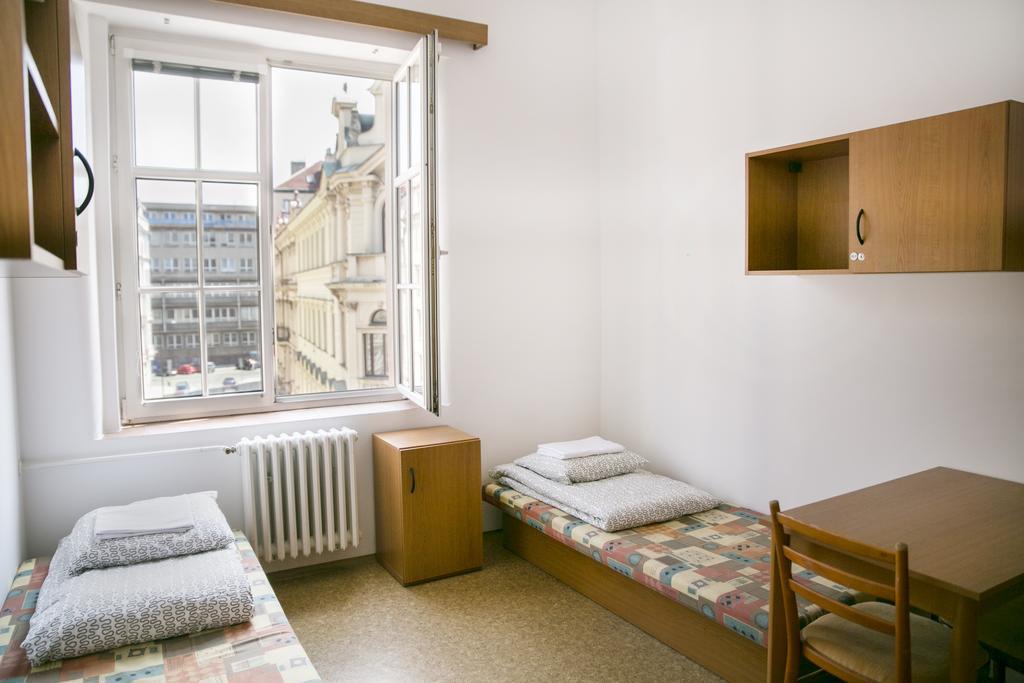 Dizzy Daisy Hostel Praga Esterno foto