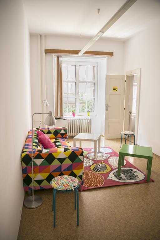 Dizzy Daisy Hostel Praga Esterno foto