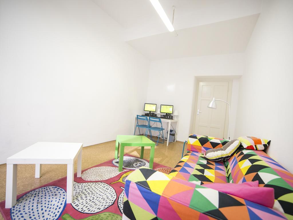 Dizzy Daisy Hostel Praga Esterno foto