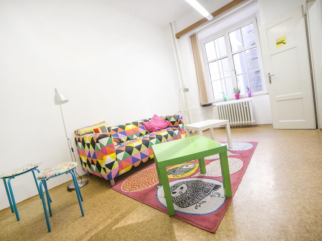 Dizzy Daisy Hostel Praga Esterno foto