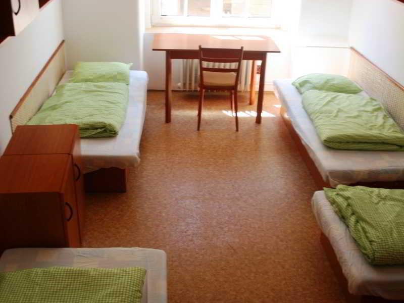 Dizzy Daisy Hostel Praga Esterno foto