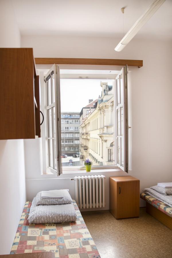 Dizzy Daisy Hostel Praga Esterno foto